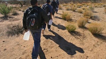 VIDEO Cientos de inmigrantes indocumentados logran cruzar hacia Texas y caminan a lo largo de la carretera