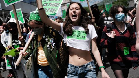 VIDEO Mujeres activistas a favor del aborto se desnudan hasta quedar en ropa interior durante misa del pastor Joel Osteen