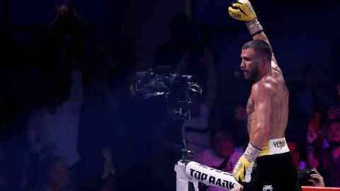 Vasyl Lomachenko celebra victoria contra Masayoshi Nakatani en Las Vegas.