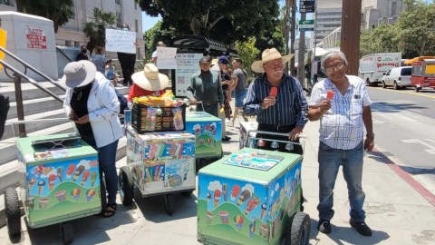 Vendedores ambulantes expuestos al crimen todos los días. (Suministrada)