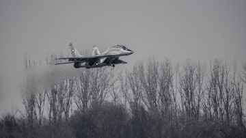 Video desde la cabina de un avión de combate ucraniano disparando misiles y girando ante el ataque de los rusos