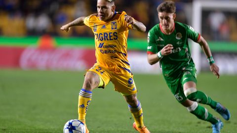 Yeferson Soteldo disputando un balón uniformado con la casaca de Tigres.