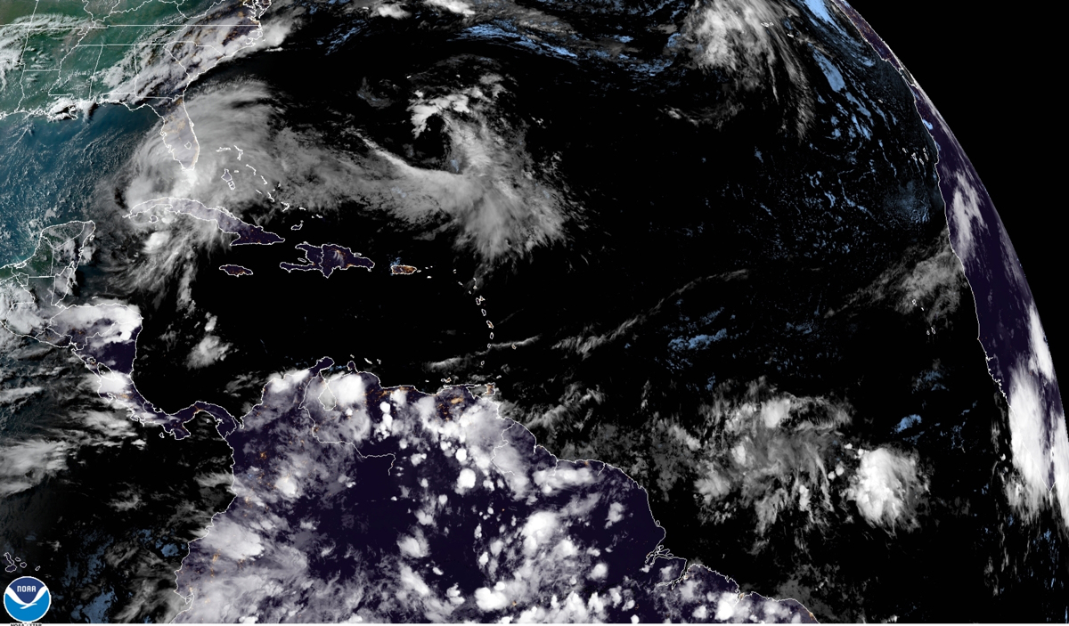 Tormenta tropical Alex presenta vientos de 95 kilómetros por hora.