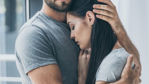 Hombre abraza a mujer como señal de protección