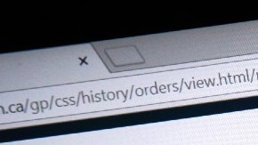 Imagen de una pantalla con una lupa y el logotipo de Amazon Prime