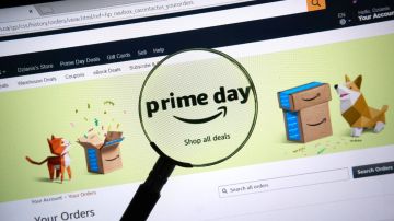 Imagen de una pantalla con una lupa y el logotipo de Amazon Prime
