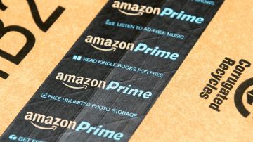 Una caja de cartón con una cinta de seguridad de Amazon.