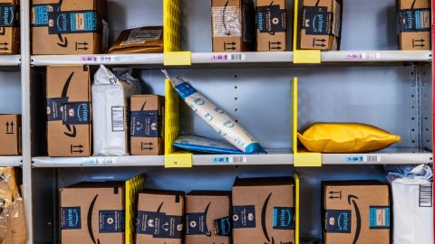 Estantes con cajas de paquetes de Amazon.