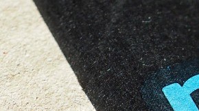 Sello de Amazon Prime en una caja de entrega de Amazon.