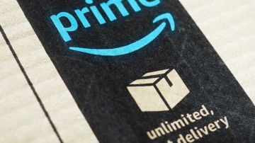 Sello de Amazon Prime en una caja de entrega de Amazon.
