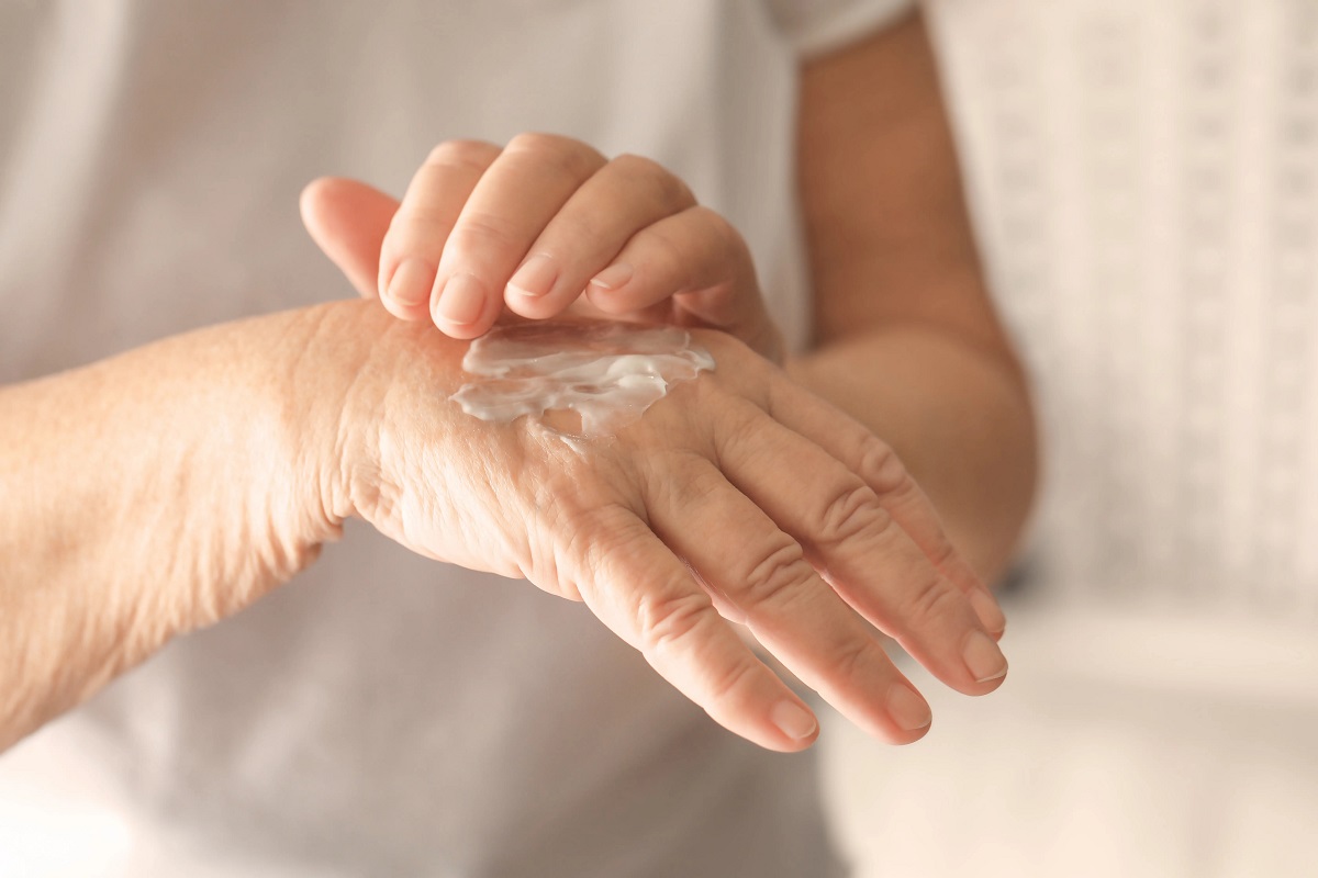 Es importante utilizar cremas humectantes, protector solar, entre otros, para eliminar las arrugas de las mano.
