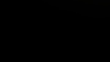 Representaciones de monedas de Bitcoin iluminadas en un fondo negro.