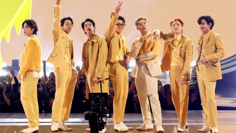Jimin, J-Hope, Jin, Jungkook, RM, Suga, y V de BTS quienes se tomarán una pausa musical como grupo.