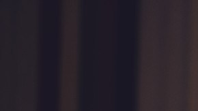 una persona agotada con la mano en el rostro y frente a una computadora.