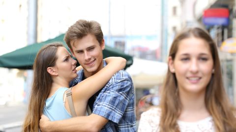 Hombre con pareja mira con lujuria a una mujer.