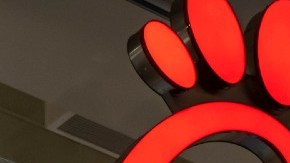 un letrero luminoso de color rojo de la marca Chick-fil-A