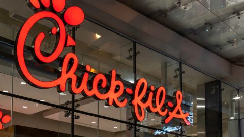 un letrero luminoso de color rojo de la marca Chick-fil-A