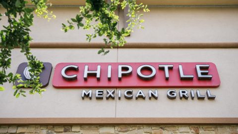 fachada de una sucursal de la cadena de comida rápida Chipotle.