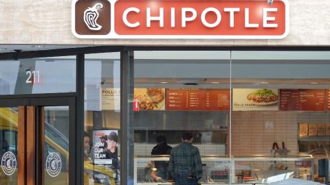 imagen de la fachada de un restaurante Chipotle y una persona en el apaador.