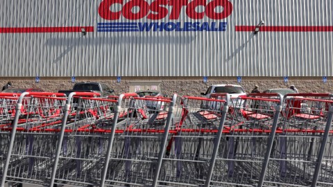 la fachada de un almacén de Costco y unos carritos de supermercados.
