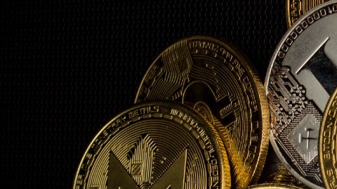 varias criptomonedas bitcoin, ethereum y dogecoin, junto con una billetera.