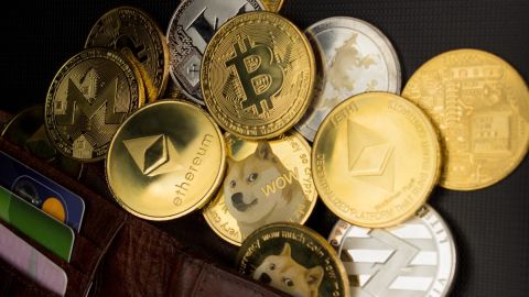 varias criptomonedas bitcoin, ethereum y dogecoin, junto con una billetera.