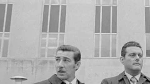 De izq. a der.: Virgilio Gonzalez, Frank Sturgis, el abogado Henry Rothblatt, Bernard Barker y Eugenio Martinez.