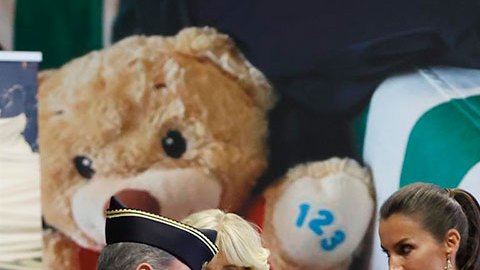 La reina Letizia de España y Jill Biden visitan centro de refugiados ucranianos