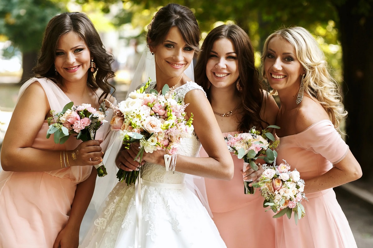 Cómo deben ser los vestidos de las damas de honor en una boda - La Opinión