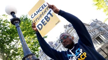 Imagen de un estudiante que pide la cancelación de las deudas estudiantiles