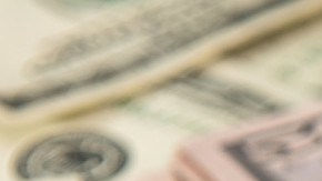 billetes de $50 y de $100 dolares.