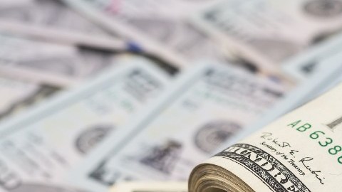 billetes de $100 dólares asegurados con un clip.