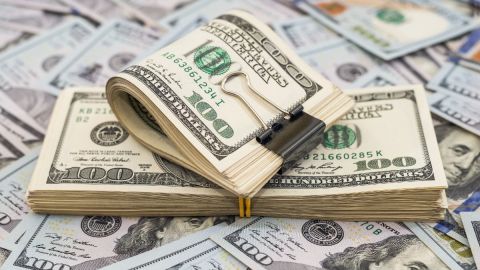 billetes de $100 dólares asegurados con un clip.