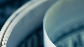 Billetes de $100 dólares enrollados.