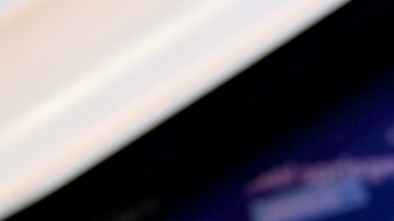 Elon Musk con un saco de color negro y haciendo una mueca.