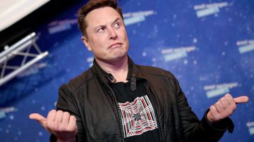 Elon Musk con un saco de color negro y haciendo una mueca.