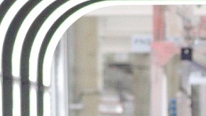 Elon Musk con un micrófono en la mano y parado frente a un vehículo Model 3 de Tesla, en la fábrica de Berlín, Alemania.