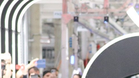 Elon Musk con un micrófono en la mano y parado frente a un vehículo Model 3 de Tesla, en la fábrica de Berlín, Alemania.