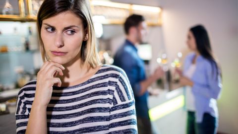 Expareja viendo con celos una relación.