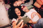 Las personas de los signos más afortunados de junio se sentirán más positivas y felices.