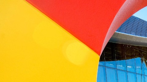 Acercamiento de una letra "G" de Google en colores rojo, amarillo, verde y azul.