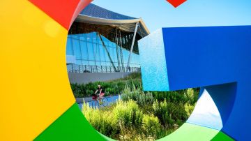 Acercamiento de una letra "G" de Google en colores rojo, amarillo, verde y azul.