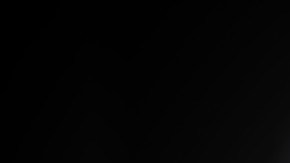 una persona que coloca una casa de cartón junto a unas monedas, con una flecha en color rojo.