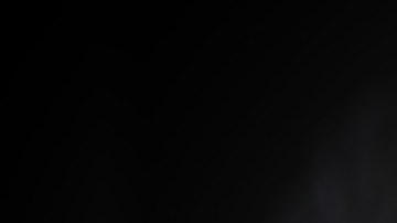 una persona que coloca una casa de cartón junto a unas monedas, con una flecha en color rojo.