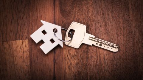 un llavero con forma de casa y una llave
