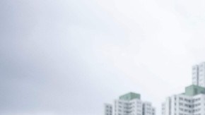 Imagen de un parque en Hong Kong con edificios tradicionales y modernos en el fondo.