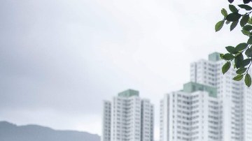 Imagen de un parque en Hong Kong con edificios tradicionales y modernos en el fondo.