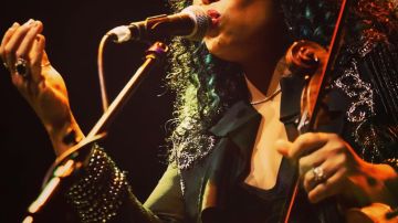 Mireya Ramos, talentosa cantante y violinista saca su primer disco que combina varios géneros.
(Cortesía fotos Elfego Becerra)