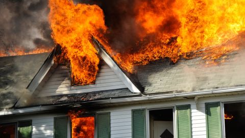 Casa en llamas que simboliza un sueño con incendio.