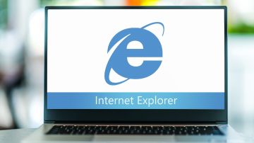 una pantalla de computadora con el símbolo del navegador Internet Explorer.